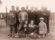ALBRU01 FAMILIEFOTO BRUYNOOGHE PLAISIER VAN VLIERBERGHE RONSMANS 12 personen (begin jaren 1930).jpg