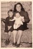 ALGAD01 SWANCKAERT Georgiana en GADEYNE Anna en SWANCKAERT Vera (op schoot) (circa 1956).jpg