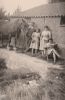 ALOPS01 FEYS Leon en OPSTAELE Elisa Maria en Georgine en DEVRIENDT Maria (circa 1959) achter varkenstal van Opstaele Edmond.jpg