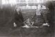 ALOPS01 OPSTAELE Leontine Josephine en OPSTAELE Valerie Rosalie en hond Lies (1937).jpg